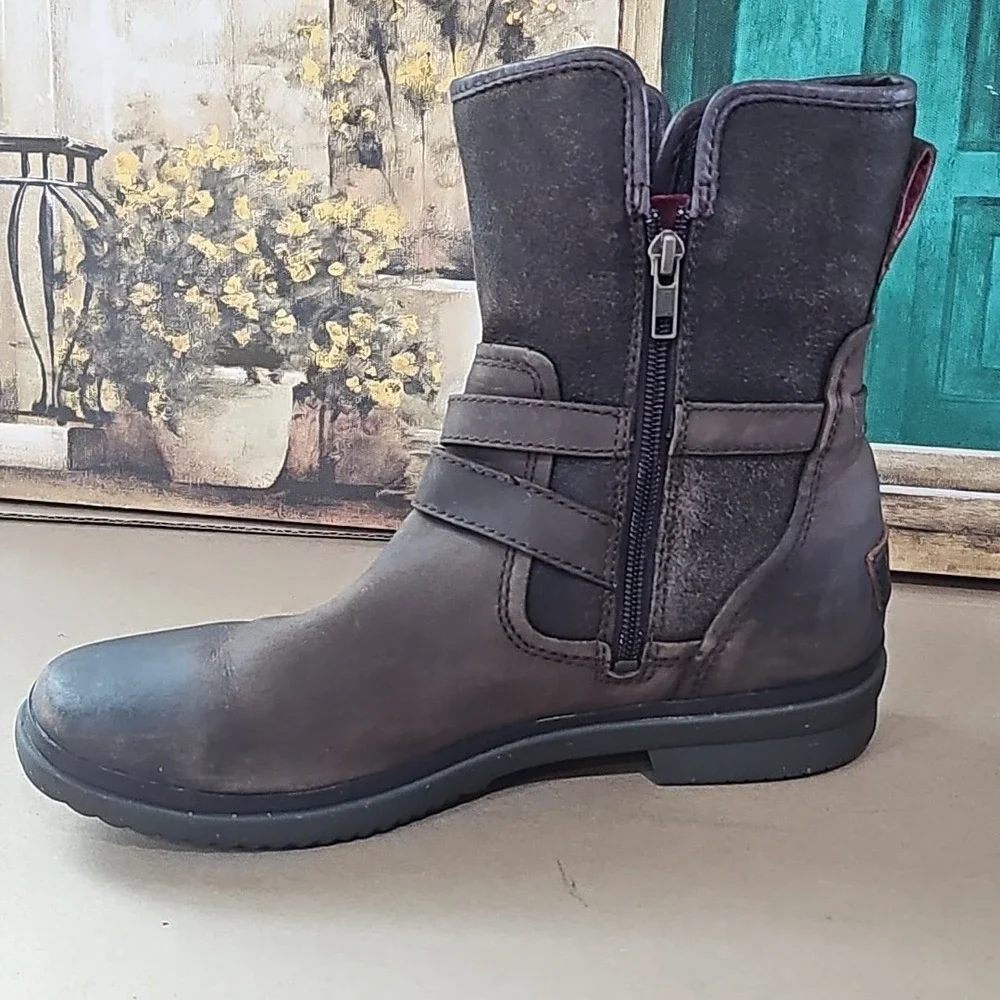 UGG Simmens‎ Winter Boots Women's Size 10 Brown Leather Waterproof Buckle Strap